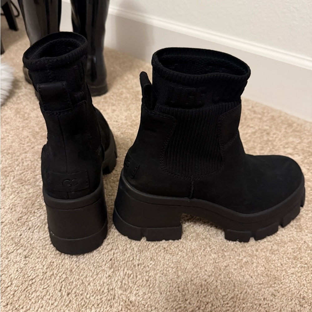 UGG Women's Chelsea Combat boots lug sole EUC $225